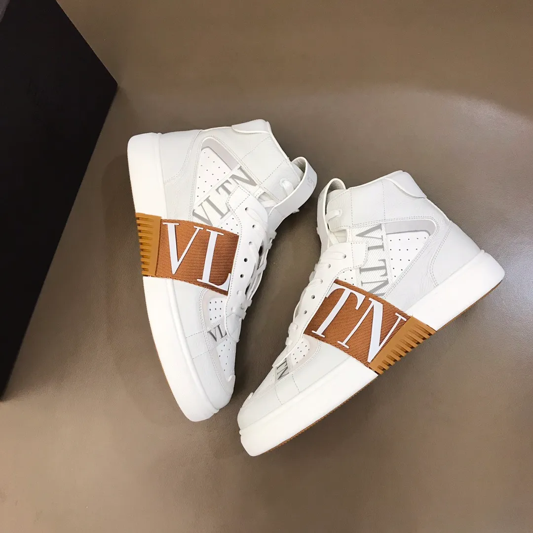 p480 "VALETINO**" new high-top 🆕 calfskin lace-up sneakers. No man should be able to refuse these shoes. The classic color scheme is so handsome! Purchase a high-precision replica of the original version to instantly sell off the market currency! 6 VLTN logo rubber effect straps - Valentino Garavani Logo printed on the back and tongue, all materials are customized to ensure quality! Size: 38-44